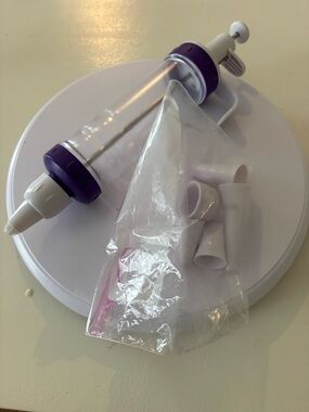 Wilton Dessert Decorator Plus Cake Decorating Tool and Cake Icing Tool Set